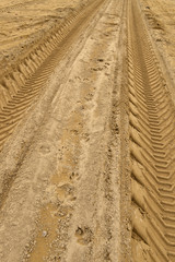Ślady opon na piasku