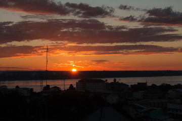 Obraz premium Sunrise over Mekong River in a Mukdahan city skylin