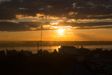 Obraz premium Sunrise over Mekong River in a Mukdahan city skylin