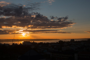 Obraz premium Sunrise over Mekong River in a Mukdahan city skylin