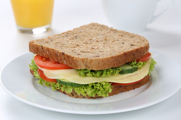 Sandwich Toast zum Frühstück belegt mit Käse und Saft