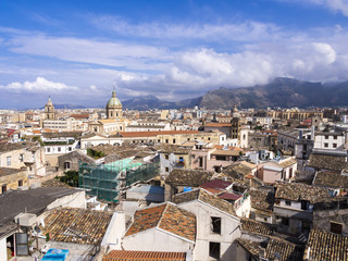 Blick von der Kirche SS Salvatore über die Altstadt von Palermo, links die Kirche de Gesu,., Palermo, Sizilien, Italien, Europa