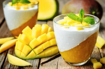 Afwasbaar Fotobehang Dessert mango vanilla whipped cream dessert