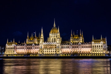 Fototapeta na wymiar Parliament building in Budapest