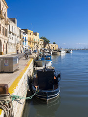 Hafen mit Fischkuttern bei Mazara del Vallo, Provinz Trapani, Sizilien, Italien