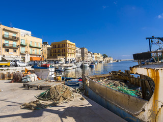 Hafen mit Fischkuttern bei Mazara del Vallo, Provinz Trapani, Sizilien, Italien