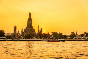 Fototapeta premium wat arun also call temple of dawn is in the bank of chaophraya r