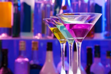 Afwasbaar Fotobehang Bar Close up van drie kleuren alcoholcocktails in bar