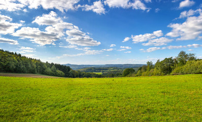 Saarland – Panorama Landschaft bei Sankt Wendel – St. Wendeler Land – Wiese und Natur