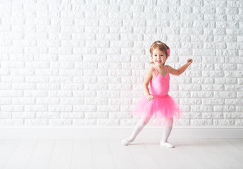 Obraz premium little child girl dreams of becoming ballerina