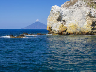 Fototapeta na wymiar Isola Bottaro, vulkanische Insel, Tyrrhenisches Meer, hinten der dem ausbrechenden Stromboli, Äolische oder Liparische Inseln, Sizilien, Süditalien, Italien