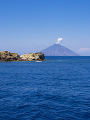 Isola Bottaro, vulkanische Insel, Tyrrhenisches Meer, hinten der dem ausbrechenden Stromboli, ...