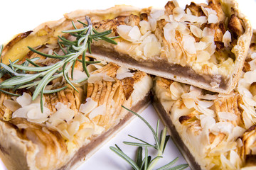 Tart cake with apple and cinnamon