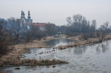 Klasztor nad rzeką - obrazy, fototapety, plakaty