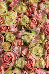 Obraz na płótnie Canvas White and pink roses in wedding arrangement