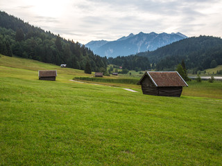 Hütte auf grüner Wiese vor der Zugspitze