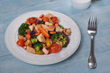 Pieces of chicken with grilled vegetables