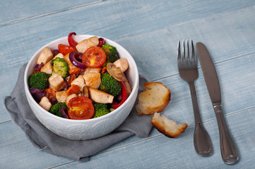 Pieces of chicken with grilled vegetables