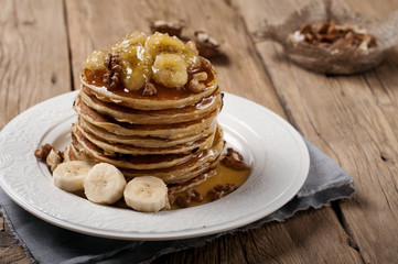 Pancake with caramelized bananas, nuts and honey