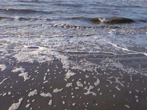Meereskante mit Wellen