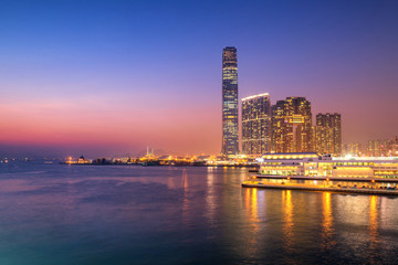 Obraz premium Beautiful Building in Hong Kong at night and Victoria Harbor vie