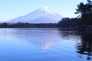 精進湖と富士山