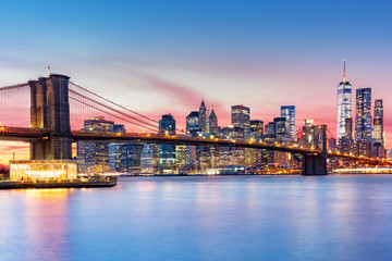 Brooklyn Bridge and the Lower Manhattan skyline under a purple sunset - obrazy, fototapety, plakaty