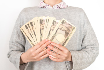 一万円札を持つ女性