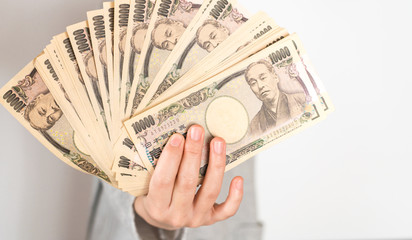 一万円札を持つ女性