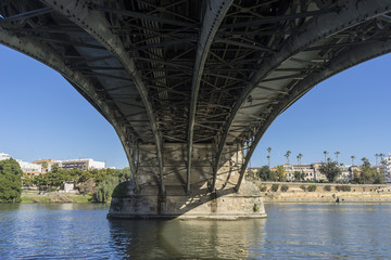 El río Guadalquivir pasando por el puente de Triana en la ciudad de Sevilla