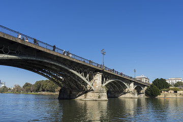 El río Guadalquivir pasando por el puente de Triana en la ciudad de Sevilla