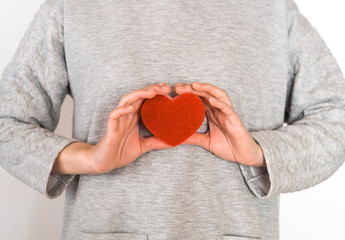 ハートを持つ女性