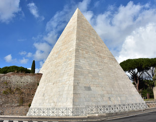 Fototapeta na wymiar Pyramid of Cestius viewed from Via Ostiensis in Rome