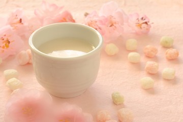 甘酒と雛あられ　桃色和紙背景
