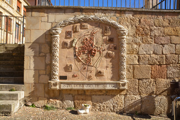 mapa callejero de Santo Domingo de Silos labrado en piedra
