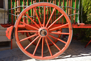 rueda de un carro de madera