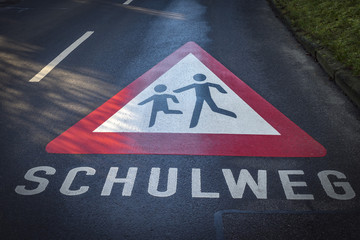 Strassenmarkierung Schulweg - obrazy, fototapety, plakaty