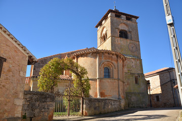Fototapeta na wymiar iglesia románica