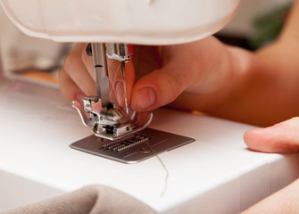 threading a thread in a sewing machine