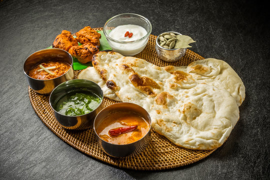 典型的なインドのカレーとナン Typical Indian curry set