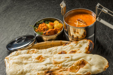 典型的なインドのカレー弁当　 Indian curry and chicken lunch