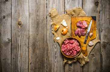 Prepatared of meat. The preparation of minced meat and onions on the old fabric.