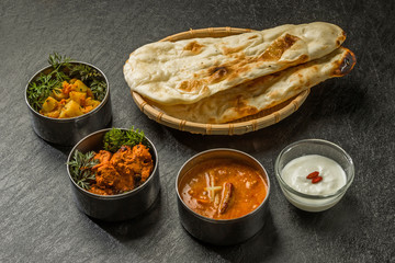 典型的なインドのカレーとナン Typical Indian curry set