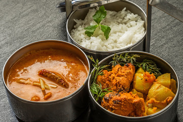 典型的なインドのカレー弁当　 Indian curry and chicken lunch