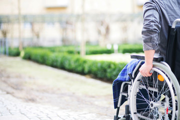 Rollstuhlfahrer fährt Weg entlang