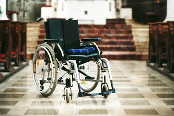 Rollstuhl steht in der Kirche