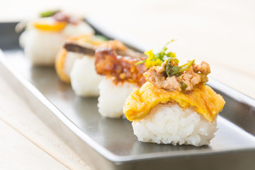 omelet with spicy pork sushi