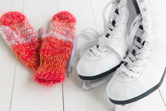 Skates for figure skating and mittens