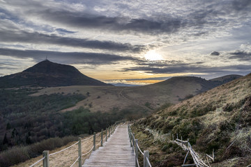 Couché de soleil sur le Puy de Dôme