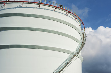 Oil storage tank